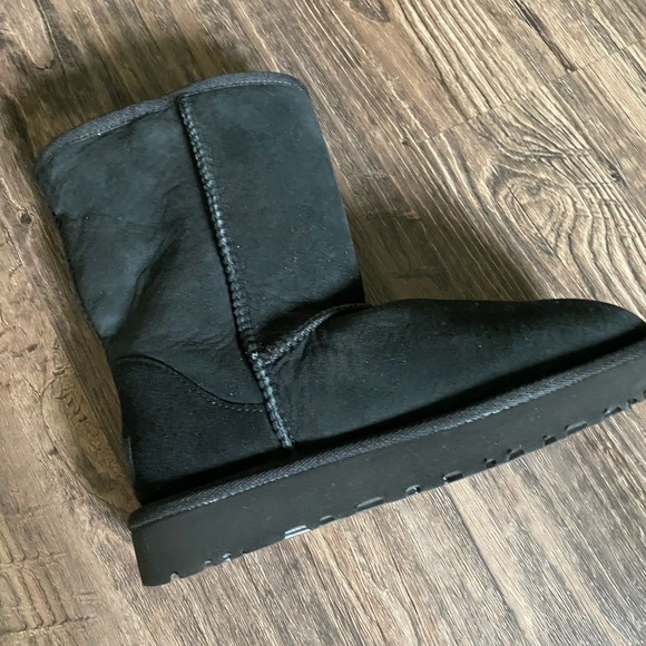 UGG Women’s Classic Short Black Boot Size 6 - Picture 4 of 7